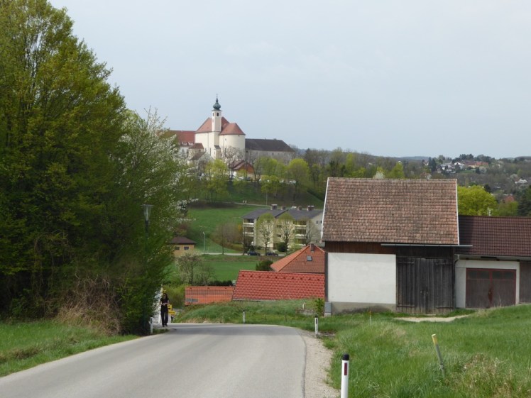 07 Rückblick auf Neulengbach Kirche und schöne Wandererin