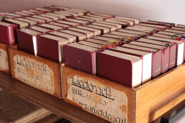 27 Lourdesgrotte Gebetbücher