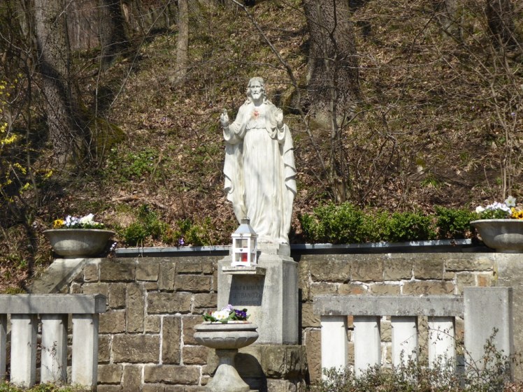 33 Christusstatue bei Lourdesgrotte-Straßenabzweigung