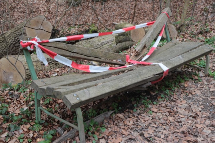 69 kaputte Bank vor Steg Simonsberg