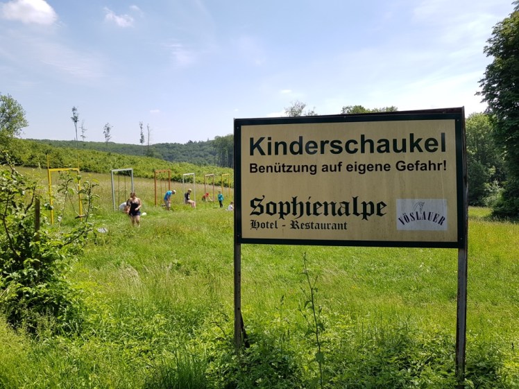 12 Kinderschaukeln noch deprimierender - voller Erwachsener