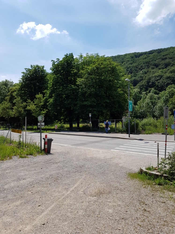 14 Parkplatz und Straße Vorderhainbach