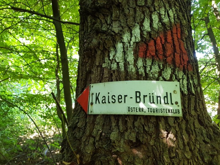 01 erste Abzweigung bei Pressbaum_Schild "Kaiser-Bründl".jpg