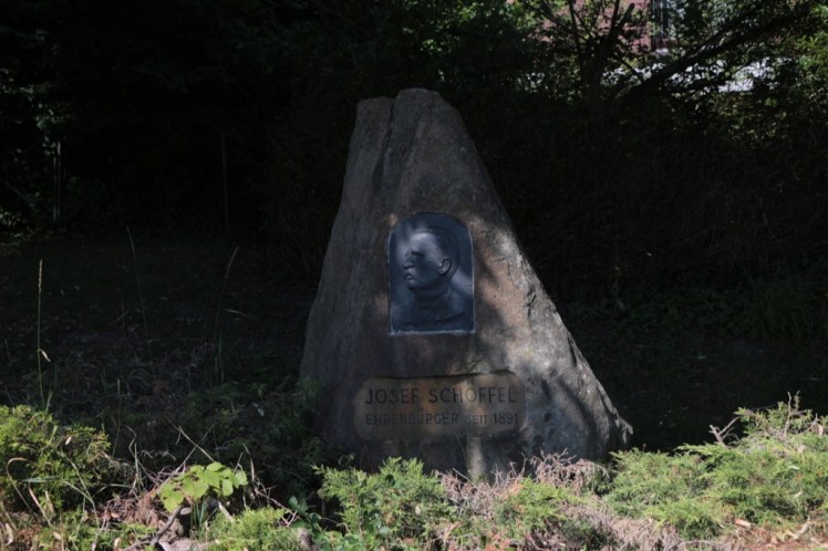 01 Schöffel-Gedenkstein Pressbaum.JPG