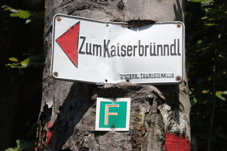 04 Abzweigung "Kaiserbrünndl" Schild.JPG
