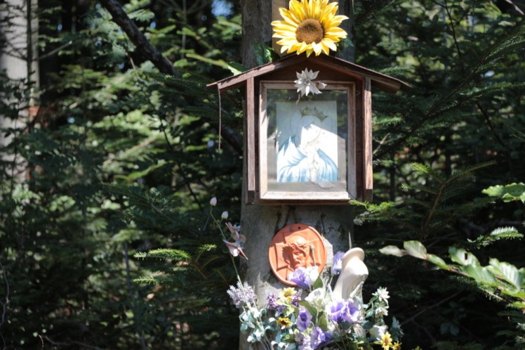 07 Marterl über dem Wiesenhang 3.JPG