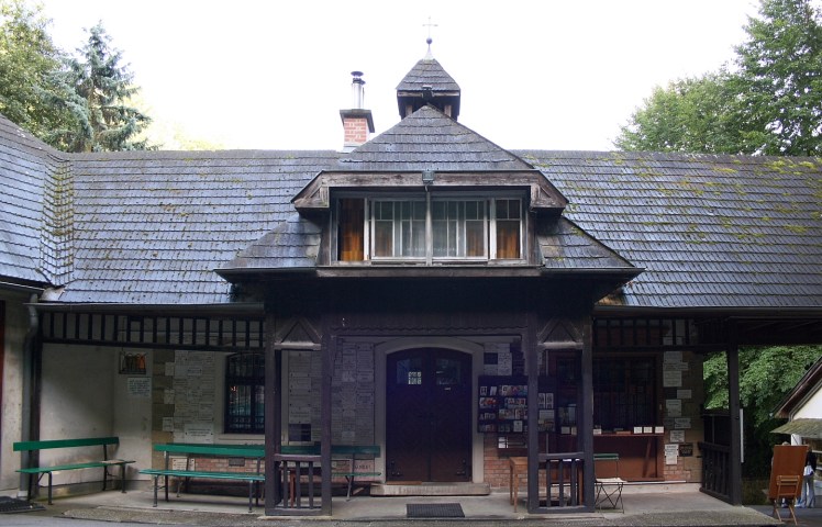 Lourdesgrotte_im_Wienerwald_Ständerbautrakt