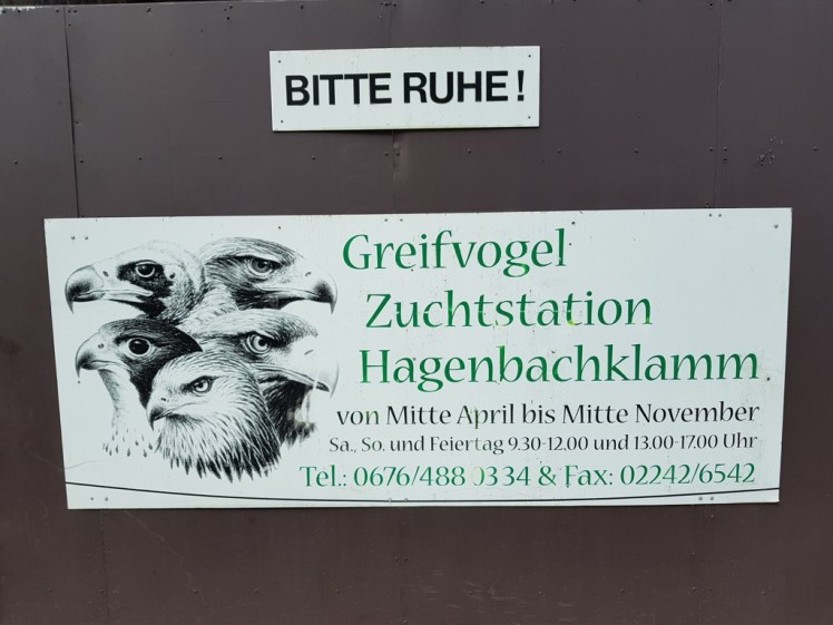 29 Schild Greifvogelzuchtstation