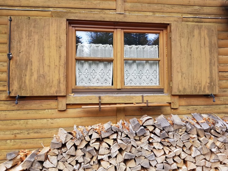 31A Holzstoß Fenster Stockerhütte Instagram