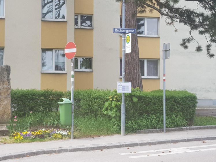 02 Buchberggasse mit Straßenschild UND Markierung