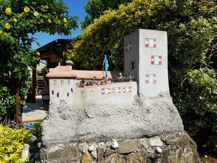 01 Greifenstein-Miniatur in der Hadersfelder Straße.jpg