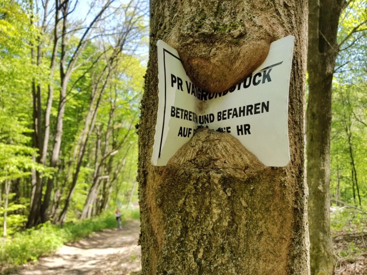 28 Privatgrundstück-Schild, gefressen 1