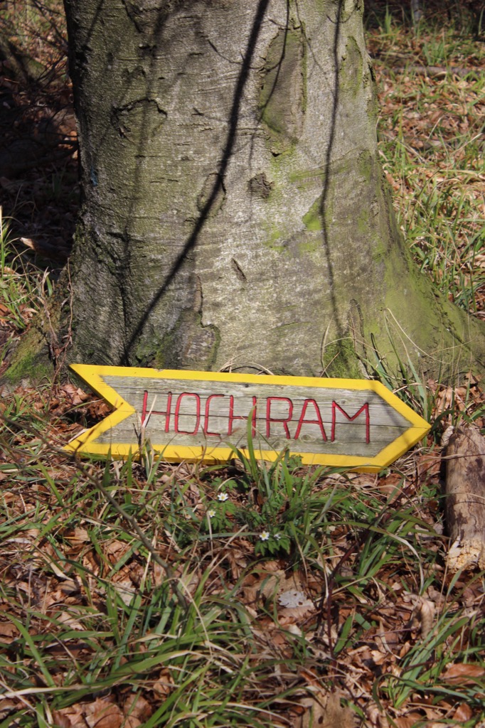 45 Hochram-Schild am Boden März 2017