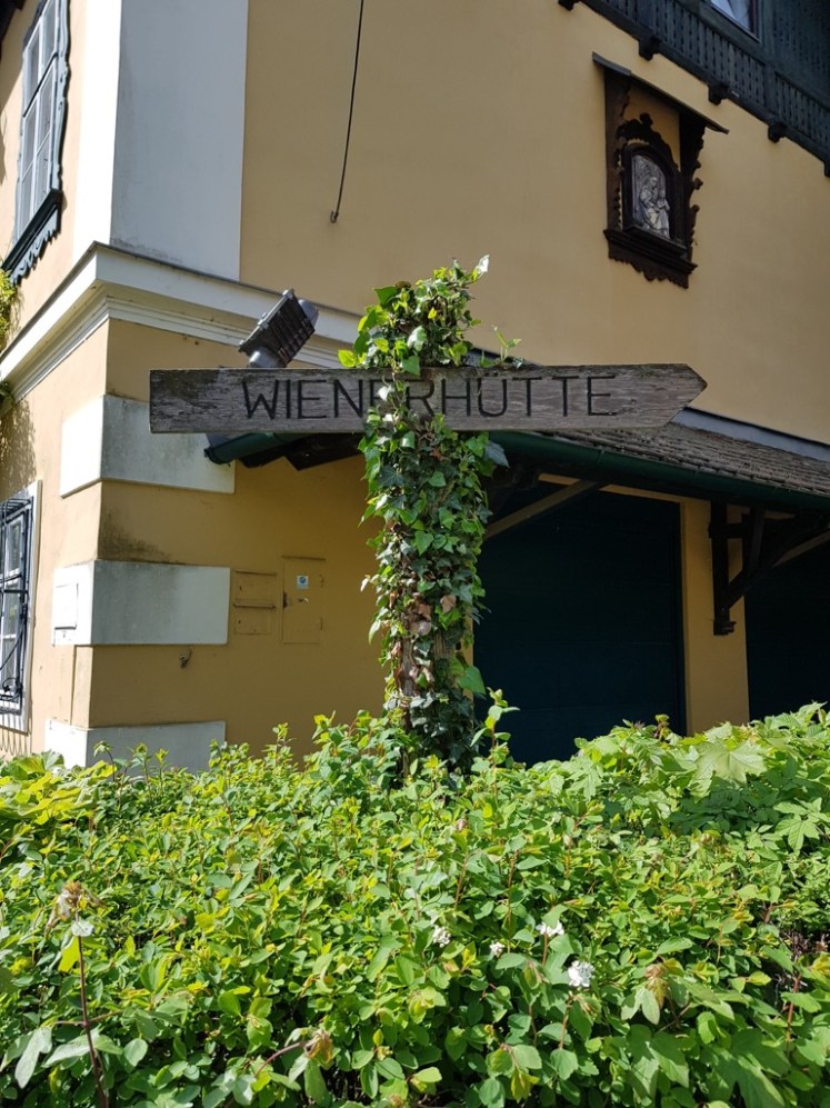 04 Wegweiser zur Wienerhütte am Kirchenvorplatz