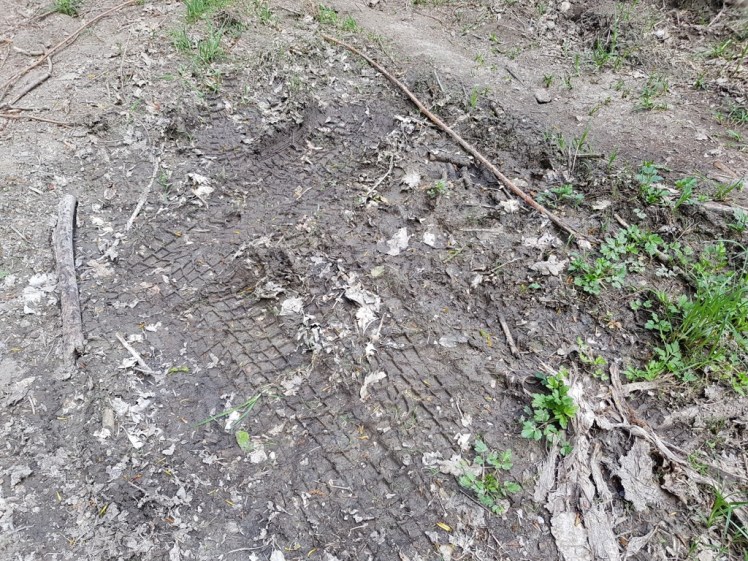 12 Radfahrdreck trotz Trockenheit an der Tiergartenmauer