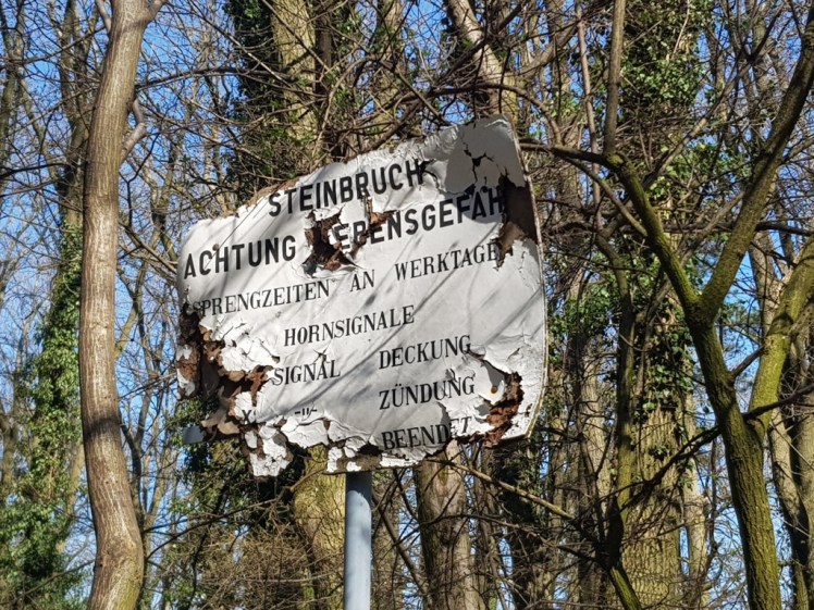 05 altes Steinbruchschild oberhalb Burg Greifenstein