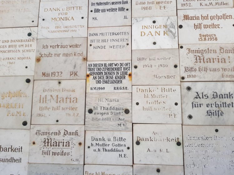 07 Lourdesgrotte Danksagungen