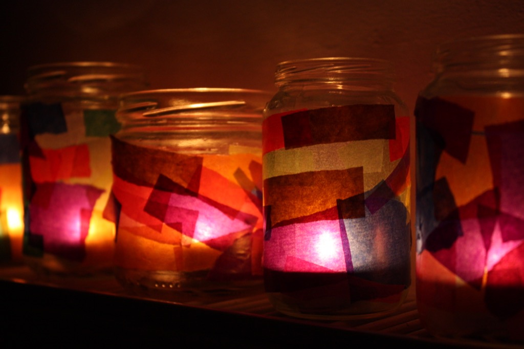 Ein Windlicht zu basteln, ist eigentlich ganz einfach: Wir zeigen dir, wie du mit einem leeren Glas, Kleister und bunten Transparent-Papier im Handumdrehen für weihnachtlcihe Stimmung sorgen kannst