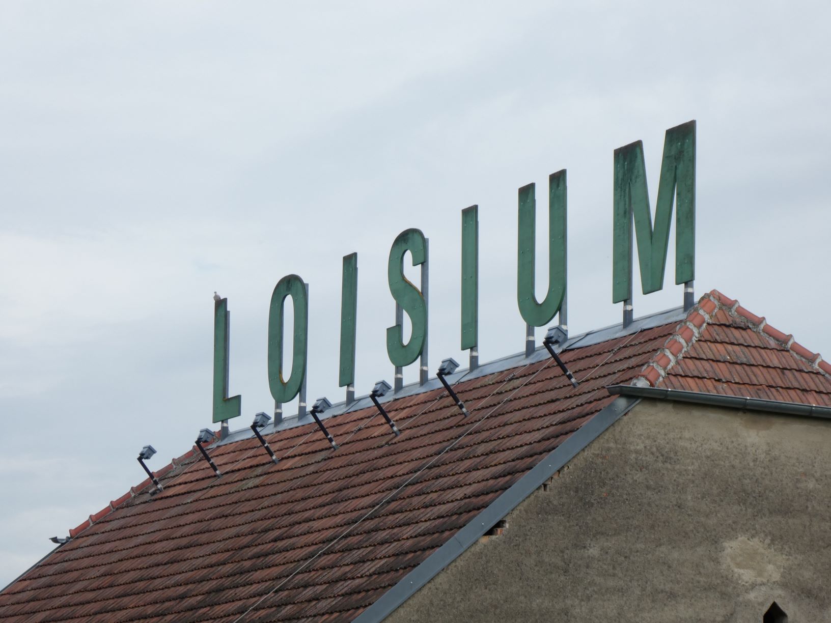 51 Loisium-Schild auf altem Haus